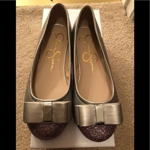 Jessica Simpson gray front-shimmered slippers.